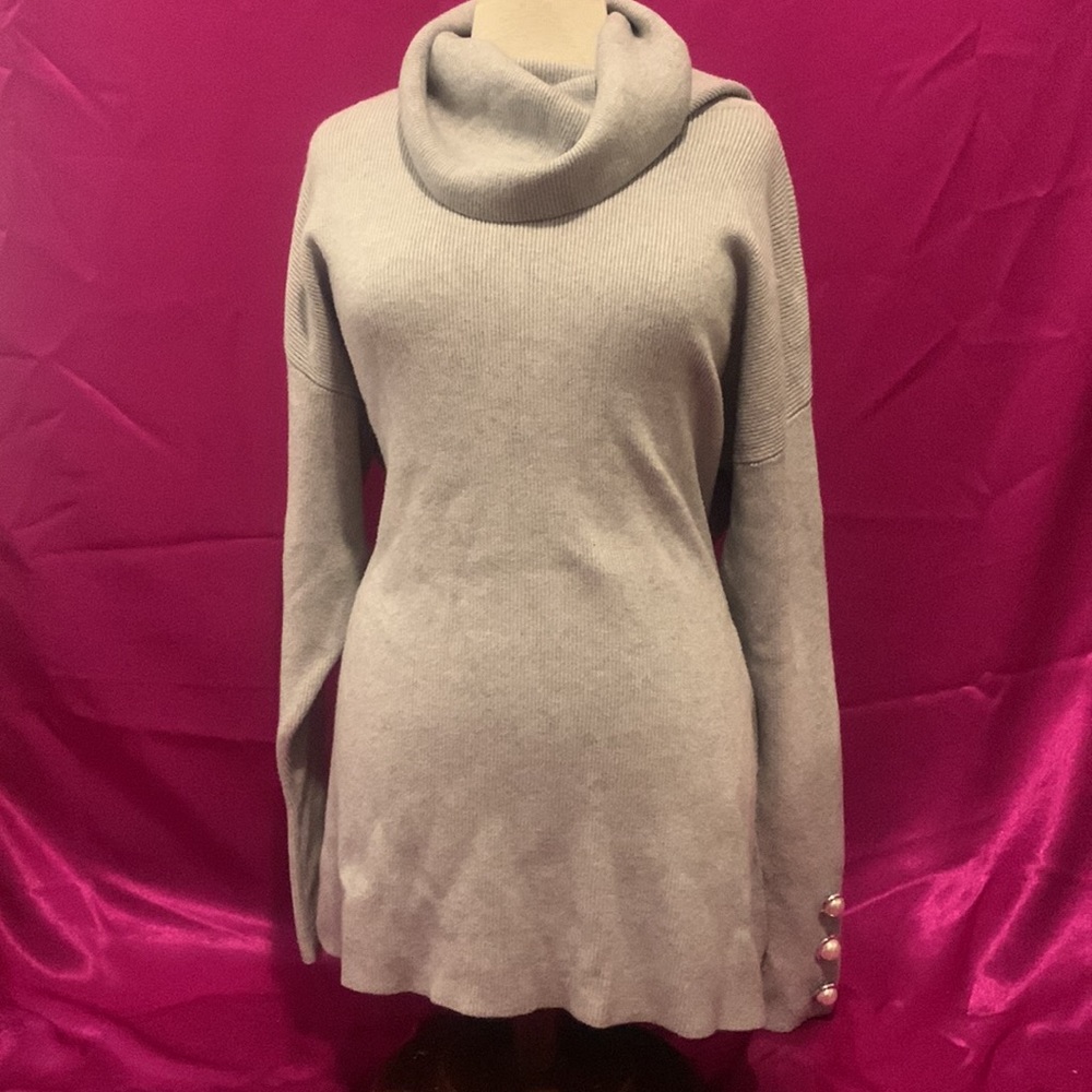 Melanie Lynn size large baggy super soft turtleneck with large pearl buttons